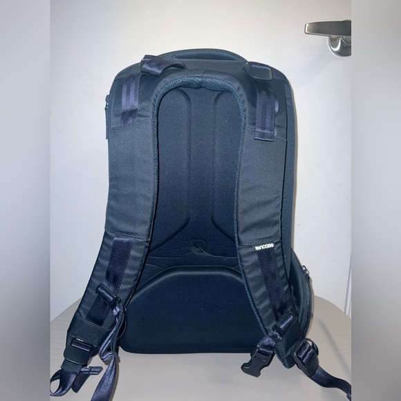 INCASE Icon Backpack - Picture 3 of 7